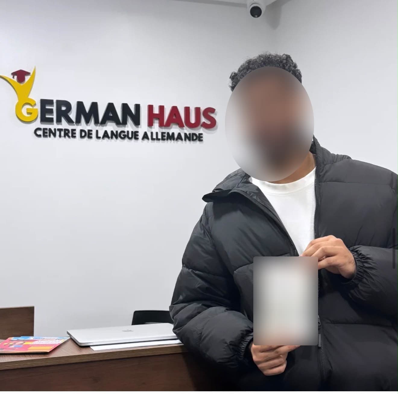 Élève de German Haus présentant son visa au centre de Rabat, photo 5. Visage et document floutés pour protéger ses données personnelles.