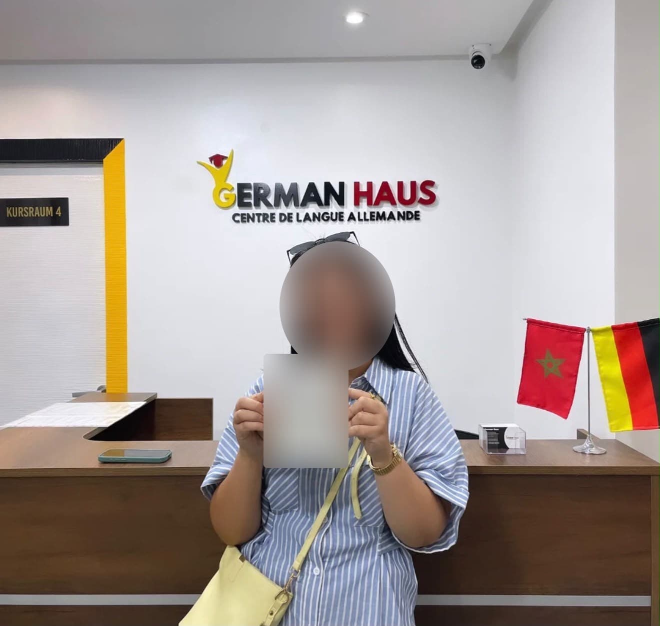 Élève de German Haus présentant son visa au centre de Rabat, photo 6. Visage et document floutés pour protéger ses données personnelles.